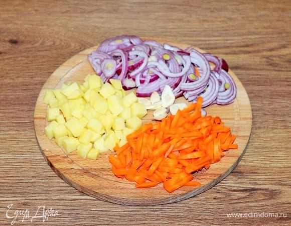 Поочередно нарезаем овощи и зелень. Лук — тонкими полукольцами, морковь — соломкой, перец, чеснок и сельдерей (стебель) — дольками. С зелени стряхните лишнюю воду и нашинкуйте так, как вам нравится.