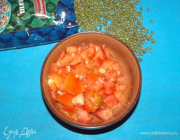 Помидоры мелко нарезать, предварительно удалив плодоножки. Бланшировать помидоры необязательно.
