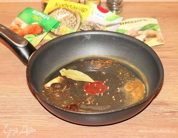 Разогрейте в сковороде растительное масло (3 ст. л.). Выложите специи: кардамон, гвоздику сушеную, лист лавра, корицу, тмин (семена), имбирь молотый, чили сушеный, кориандр (зерна сушеные). Я брала по 1 щепотке каждой специи. Обжаривайте их в течение 1–2 минут, интенсивно перемешивая, чтобы они распустили свой аромат.