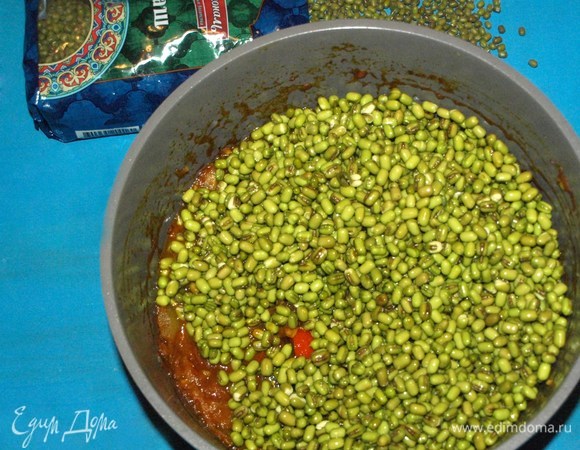 Подготовленный маш отправляем к остальным ингредиентам. Перемешиваем, добавляем 400 мл воды. Готовим 40 минут на медленном огне (или пока маш не разварится).