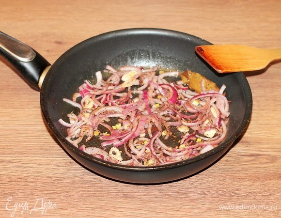 Через 1–2 минуты добавляем к специям репчатый лук и чеснок, тушим их вместе со специями до прозрачности.