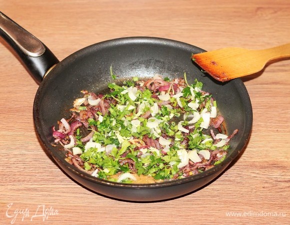 Затем добавляем в сковороду зеленый перец чили, сельдерей, свежую зелень мяты и кориандра и обжариваем в течение 2 минут. Нет такой зелени — замените на сушеную (по 1 щепотке).