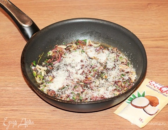 Добавляем кокосовую мякоть (100 г) или кокосовую стружку (3 ст. л.) и тушим в течение 2 минут. Если стружка — 1 минуту.