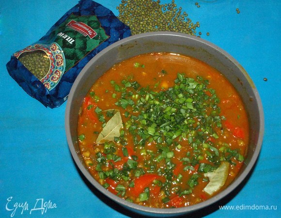 Когда маш станет мягким и будет легко лопаться от нажатия, добавляем зелень и лавровый лист. Готовим еще 1–2 минуты. Если необходимо, добавить соль и перец.