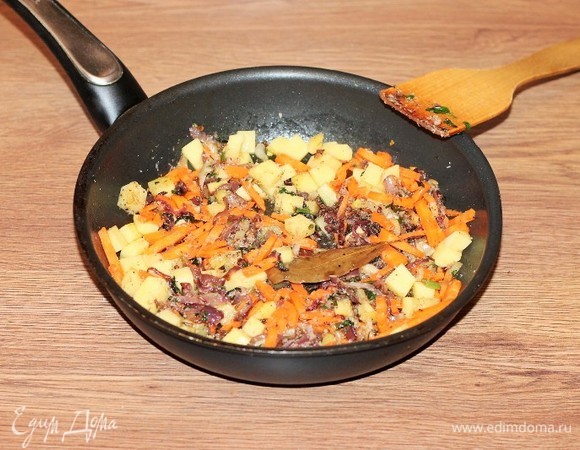 Затем добавляем картофель и морковь и на слабом огне тушим овощи под крышкой до полуготовности. Если недостаточно масла, добавьте 1–2 ст. л. воды.