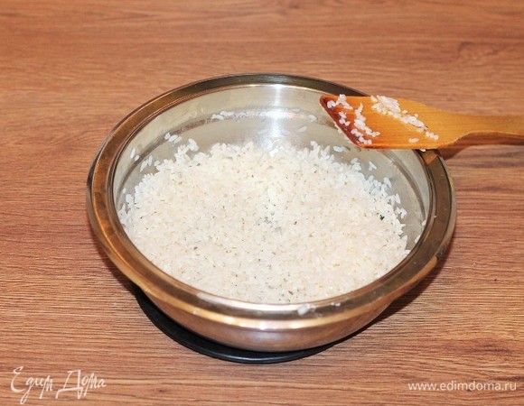 Разогреваем 1 ст. л. растительного масла в сковороде с толстым дном и обжариваем подсушенный рис, периодически перемешивая, 2 минуты.