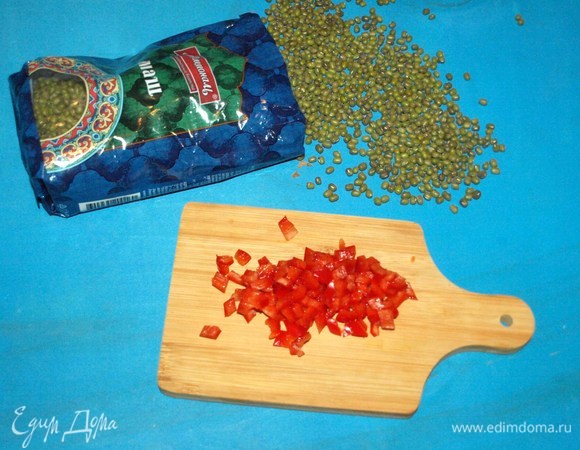 Свежий острый перец мелко режем, очищаем по желанию от семян. Добавить в снятое с огня блюдо.