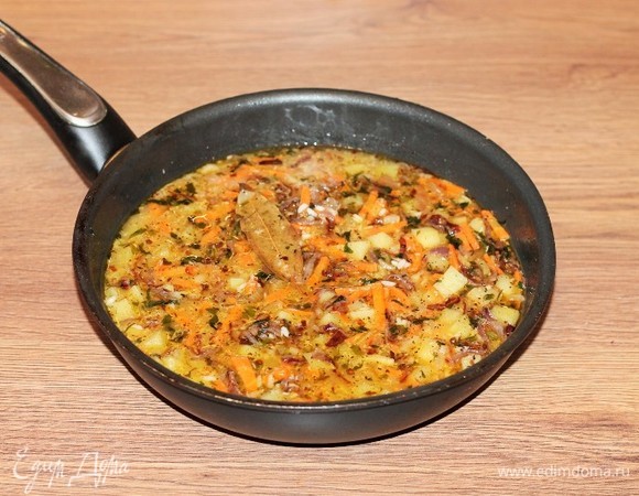 В сковороду с овощами добавляем обжаренный рис, 2 стакана горячей воды (кипяток), соль и хорошо перемешиваем. Не забываем удалить лавровый лист.