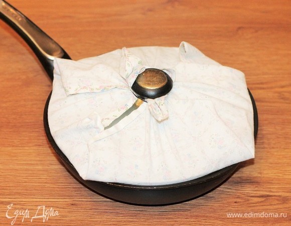 Плотно закрываем скороварку крышкой и готовим плов на среднем уровне минут 20–25. Я укутываю крышку сухой тряпицей, чтобы жидкость не испарялась.