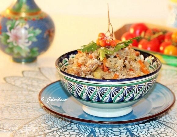 Готовый плов выкладываем горкой в теплое плоское блюдо или порционные миски и украшаем зеленью. Я посыпала верх кокосовой стружкой (самую малость — щепотку, лишь припылила). Приятного аппетита!