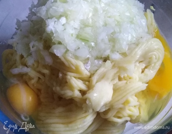 Картофель очистить, отварить в подсоленной воде, остудить. Пропустить через мясорубку. Добавить измельченный лук, вбить яйца. Массу хорошо перемешать.