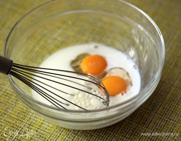 В чаше смешать яйца, молоко и растительное масло. Просто перемешать венчиком до однородности.