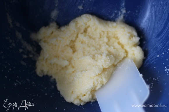 Размягченное сливочное масло смешать миксером с сахаром и ванилином до однородного состояния.