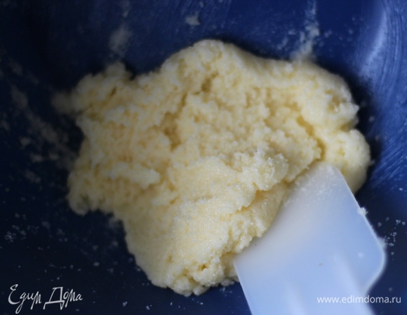 Размягченное сливочное масло смешать миксером с сахаром и ванилином до однородного состояния.