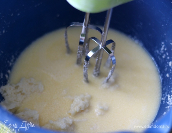 Яичную смесь влить в сливочную и хорошо перемешать миксером.