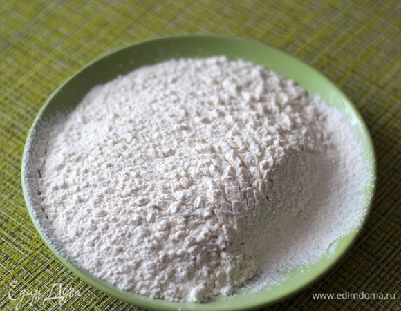 Муку просеять с разрыхлителем.