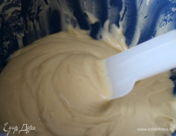 Продолжая взбивать, добавляем постепенно муку — должно получиться жидковатое тягучее тесто.