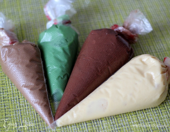 Делим тесто на 4 части. В первый кондитерский мешок кладем тесто без красителя. Остальные части подкрашиваем. Я брала 2 вида какао: одно — обычное, второе — специально для выпечки (оно более темное получается в тесте). Последнюю часть покрасила зеленым красителем и добавила чуть-чуть какао, чтобы цвет получился приглушенный, похожий на цвет хаки.