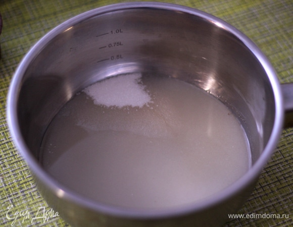 На мой взгляд, идеальным кремом здесь будет крем-чиз, но попросили белковый. Готовим его. В сотейнике смешиваем сахар и воду, добавляем лимонную кислоту на кончике ножа. Ставим на средний огонь и варим сироп, постоянно помешивая. Сироп должен нагреться до 130°C. Очень нужен термометр, так как если сироп переварить, он будет горчить, а если недоварить, то крем будет плохо держать форму.