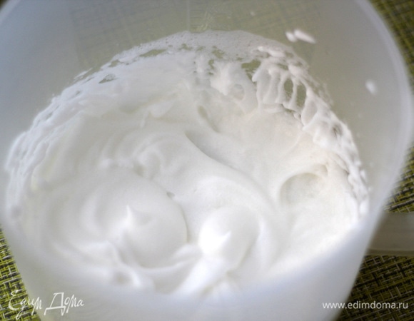 Отделяем белки от желтков и взбиваем до стойких пиков.