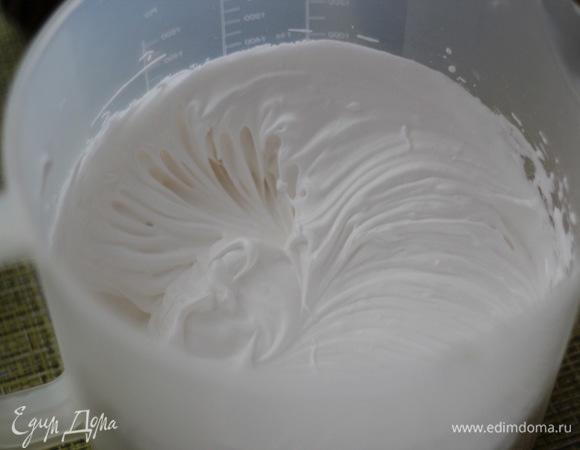 Сироп, доведенный до 130°C, тонкой струйкой вливаем во взбитый белок, продолжая взбивать. Крем взбиваем около минуты. Он получается воздушным, глянцевым, хорошо держит форму.