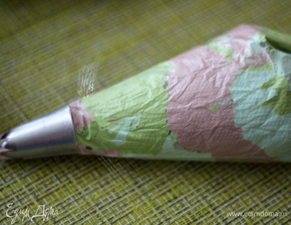 Крем делим на 3 части и подкрашиваем пищевыми красителями. Помещаем все 3 разных оттенка в один мешок в хаотичном порядке.