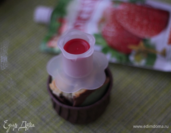 В остывшем капкейке специальным приборчиком делаем углубление. Если его нет, то просто аккуратно делаем ямку чайной ложечкой.