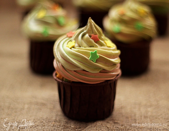 Сверху закрываем кремовой шапочкой. Украшаем посыпкой.