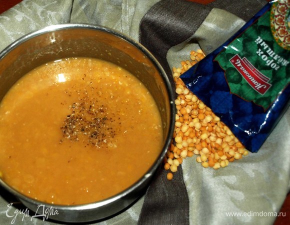 Горох промыть, залить 600 мл воды и варить на медленном огне до полной готовности. Даже немного дольше — пока горох как следует не разварится. Должна получиться консистенция каши. Добавить соль и перец по вкусу в самом конце приготовления. Отставить готовую кашу, чтоб отдохнула пару минут.