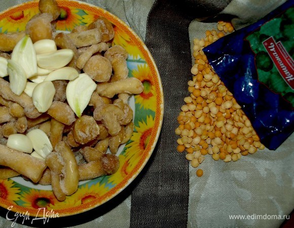 У меня были замороженные опята. Опята предварительно разморозить, чеснок очистить. Лук очистить и нарезать полукольцами. Если использовать сушеные опята, то их следует предварительно замочить на несколько часов.