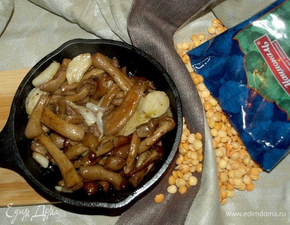 Растительное масло разогреть в сковороде. Обжариваем опята с чесноком до золотистого цвета. Добавить соль и перец по вкусу. Перекладываем готовые опята в любую посуду. В этой же сковороде обжариваем до золотистого цвета лук.