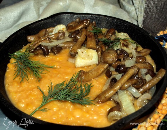 В порционную посуду кладем гороховую кашу, грибы с чесноком, лук и посыпаем укропом.