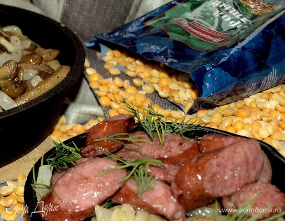 Отдельно обжариваем колбаски и подаем к гороховой каше.