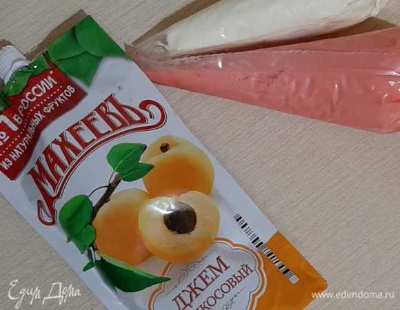 Крем я готовлю быстро. Берем масло сливочное хорошее (150–180 г). Вот жирность непринципиальна, лишь бы вкусное было. Крема мы любим много. Сахарная пудра или сахар — тут все зависит от ваших пристрастий. Я люблю слегка сладкое, поэтому грамм 80–110 беру. Да-да, так мало. Но у меня все тортики не приторно-сладкие. И сыр творожный, какой есть, 200 г примерно. Взбиваем масло с сахаром, добавляем сыр, перемешиваем. Окрашиваем в нужные цвета, если надо. И джем ТМ «МахеевЪ» абрикосовый сегодня. Собираем тортик. Каждый слой промазать джемом слегка и кремом. Сверху — кремом. Сначала —тонкий слой, выравниваем слоем 5–8 мм примерно.