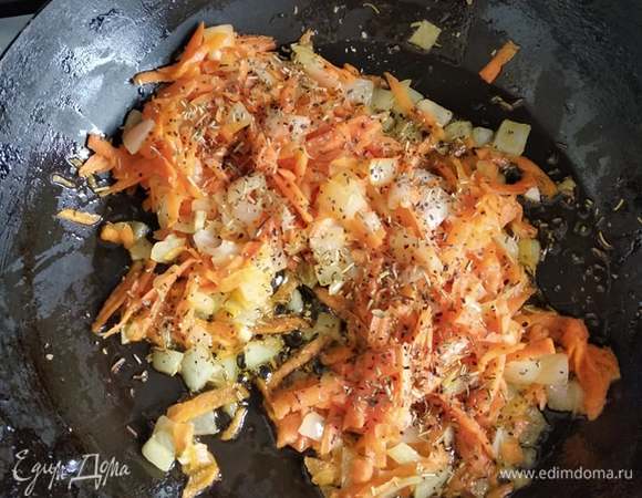 Прогреть растительное масло в сковороде. Добавить кусочек сливочного масла. В этой смеси масел обжарить лук 5 минут, добавить морковь и обжарить еще 5 минут. Добавить чеснок и сухие прованские травы (или любые травы, которые вы любите). Подержать на огне еще минуты 3.