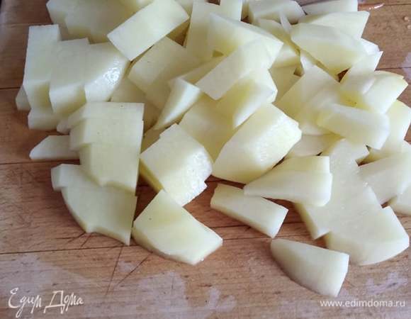 Нарезать картофель брусочками или кубиками. Добавить в готовый кипящий бульон.