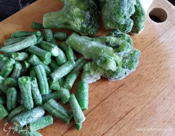 Когда картофель дойдет до полуготовности, добавить зажарку и замороженную фасоль. Когда картофель и фасоль дойдут до готовности, добавить брокколи, свежую зелень и соль. Минуты через 3–4 снять с огня. Суп готов. Можно подать со сметаной. Приятного аппетита!