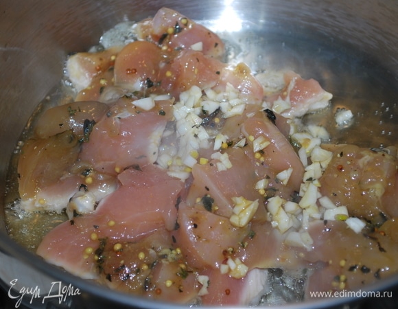 Куриное филе нарежьте небольшими кусочками и обжарьте на растительном масле с чесноком (примерно 5–6 минут).