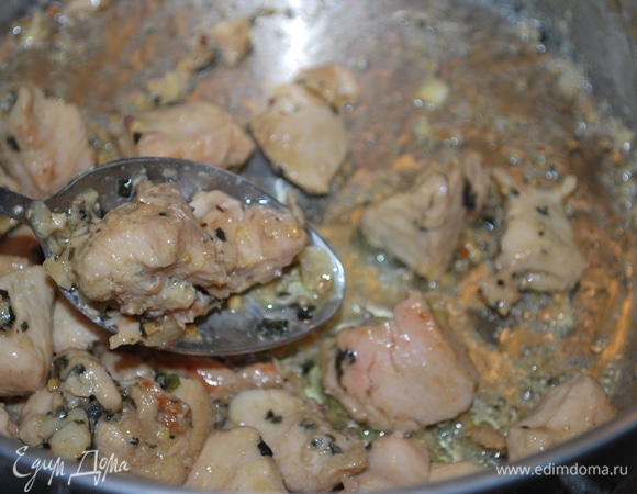 Обжаренные кусочки курицы сложите в тарелку.