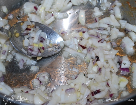 Нарежьте мелко лук и обжарьте в кастрюле, где обжаривали курицу.
