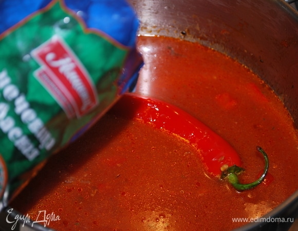 Добавьте 500 мл воды или овощного бульона, доведите все до кипения и всыпьте 100 г красной чечевицы ТМ «Националь». Закройте крышкой и варите все вместе 15 минут на медленном огне.