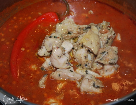 Через 15 минут добавьте обжаренное куриное филе, отрегулируйте соль и протушите все вместе еще 5–6 минут.