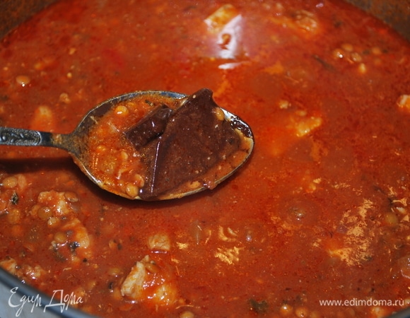 В самом конце добавьте черный шоколад. Перемешайте, чтобы он «разошелся» в супе, накройте крышкой и дайте постоять еще 10 минут.