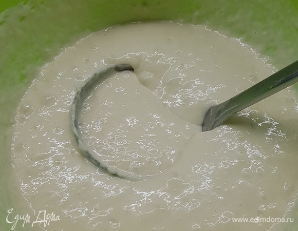 Белок взбить до мягких пиков и ввести в тесто. Жарить блины на хорошо разогретой сковороде.