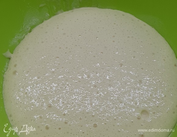 Это опара у меня через 30 минут. В опару ввести желток, растопленное сливочное масло и соль. Частями добавлять молоко и муку. Каждый раз все хорошо перемешивать. Оставить на подъем на 40 минут.