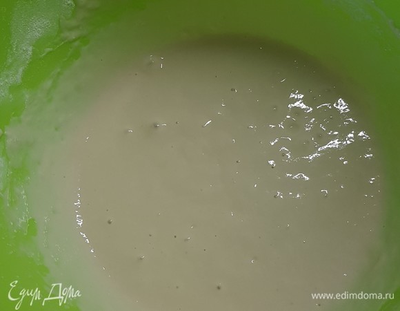 В дрожжевую воду добавить сахар и 150 г муки. Размешать и оставить в теплом месте на подъем на 30–40 минут.