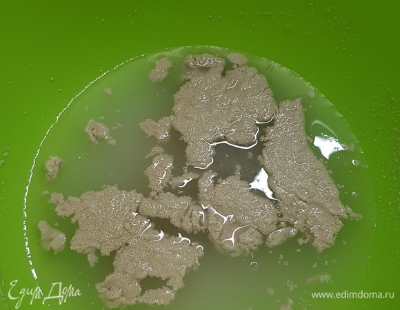 В теплую воду всыпать дрожжи и дать им постоять 5 минут. Только потом размешать.