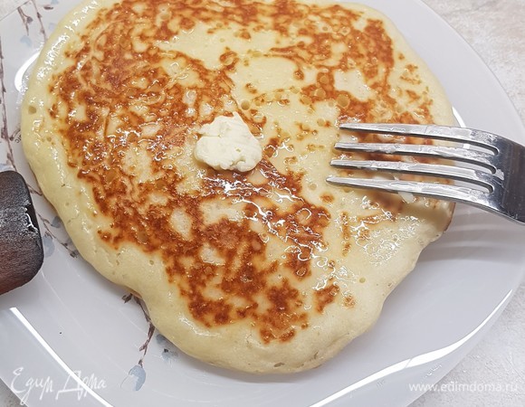 Каждый блинчик смазывать сливочным маслом.