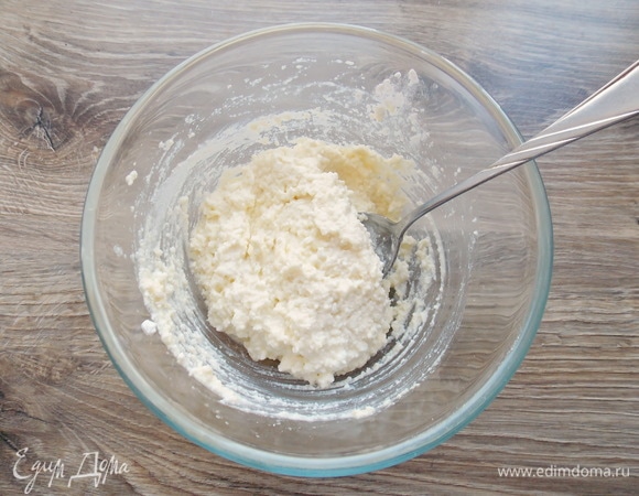 В миску положим творог, яйцо, ванилин и сахар. Все перемешаем до однородной массы. Если хотите сырники без крупинок, пробейте массу блендером или протрите через сито.