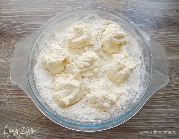 В чашу насыпаем муку и выкладываем творожную массу одинаковыми частями.